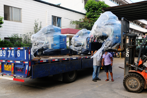 利騰達3030P偏心盤砂磨機繼續發力；小編帶您親臨發貨現場