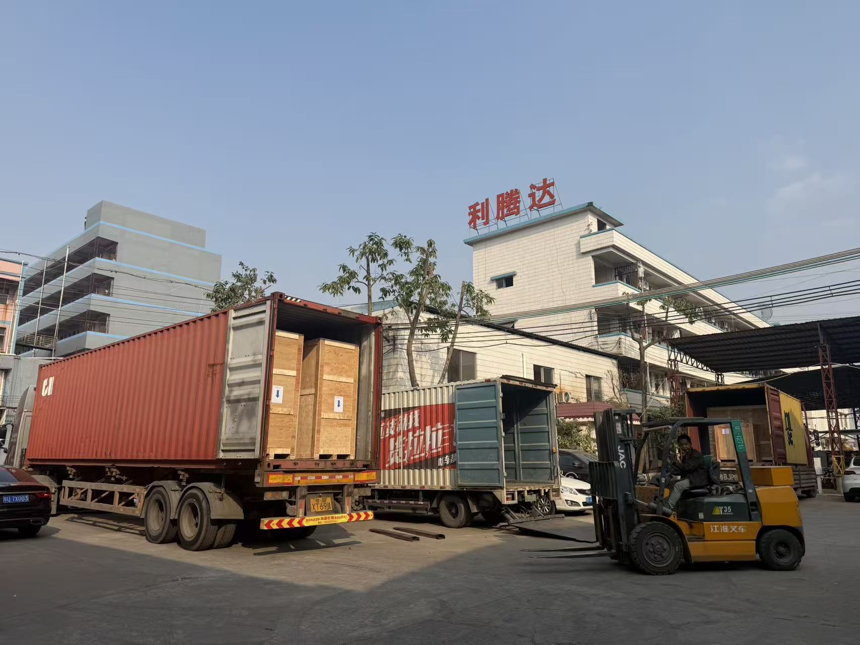 又一批“利騰達智造”整裝待發！烏克蘭客定砂磨機設備出口裝柜圓滿完成！